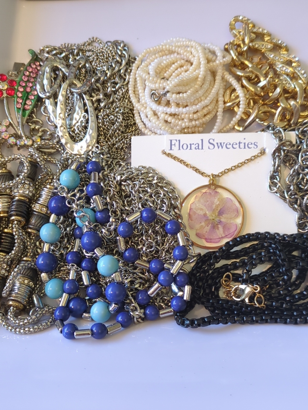 π΅οΈB38 Gold and Silvertone Necklaces with Beads in Several Colours